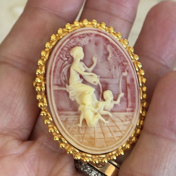 Vintage Coro Resin Cameo Victorian Style Brooch Gold Tone Mother & Cherubs - Picture 2 of 5